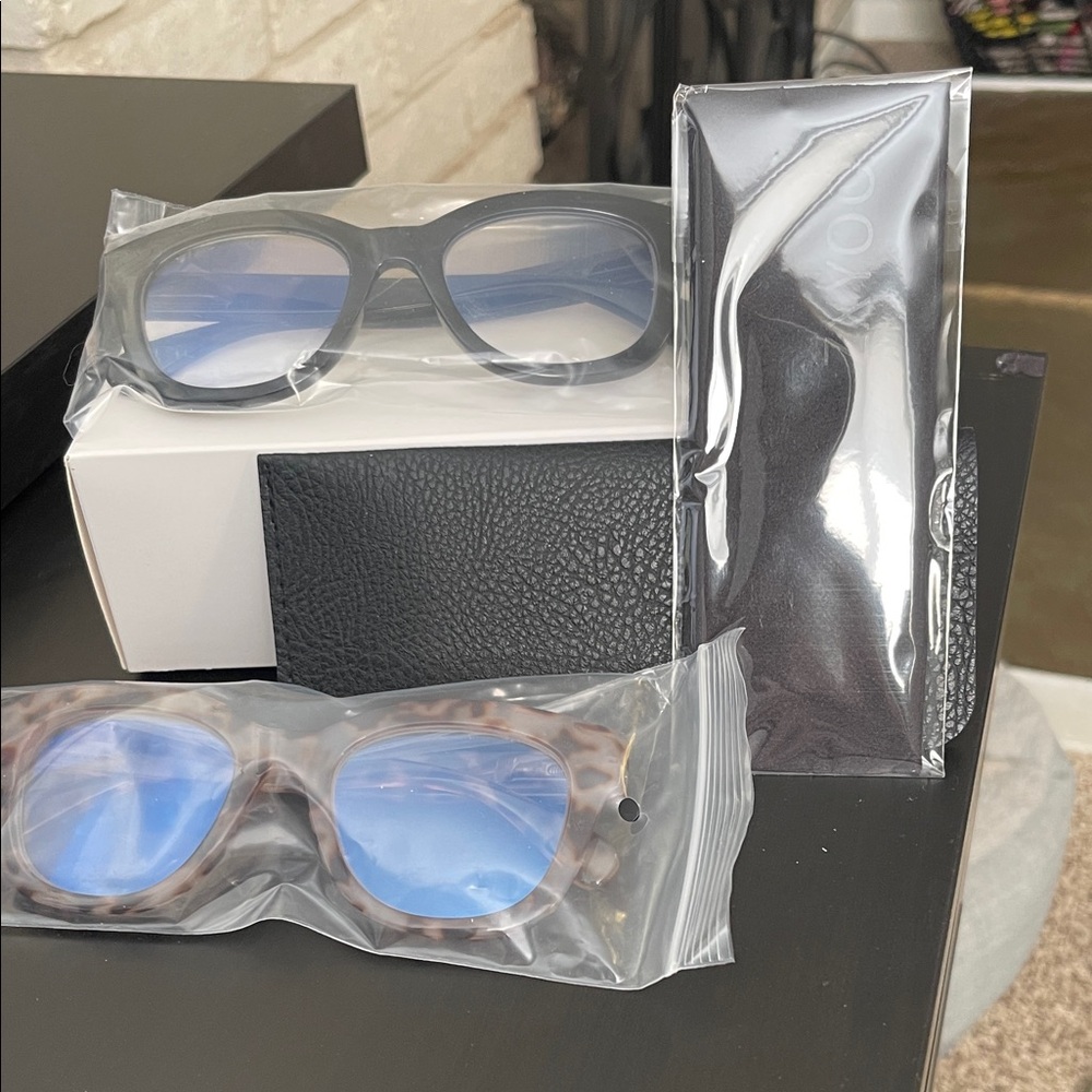 2 pair of reading glasses with cleaning cloth and 1 case